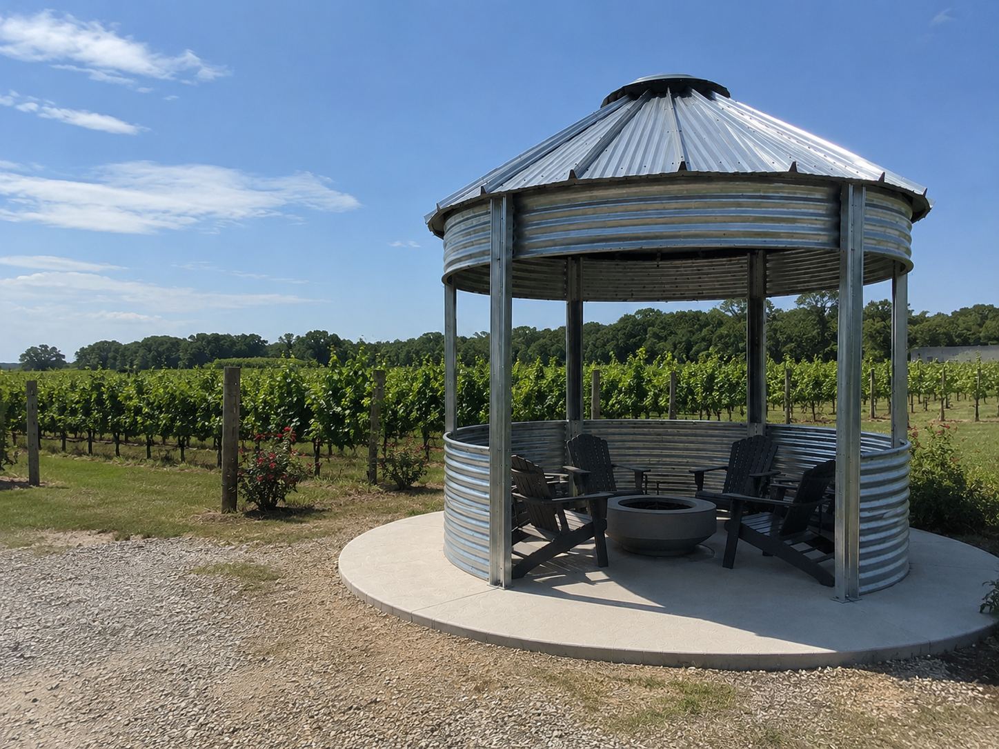 Binzebo at the edge of a vineyard under a clear summer sky